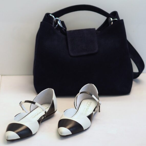 Tasche Lucy in dunkelblau, blau-weiße Sandalen