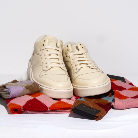 Herren Urban-Style mit weißen Sneaker von Doucal und bunten Socken vom Alo Milano